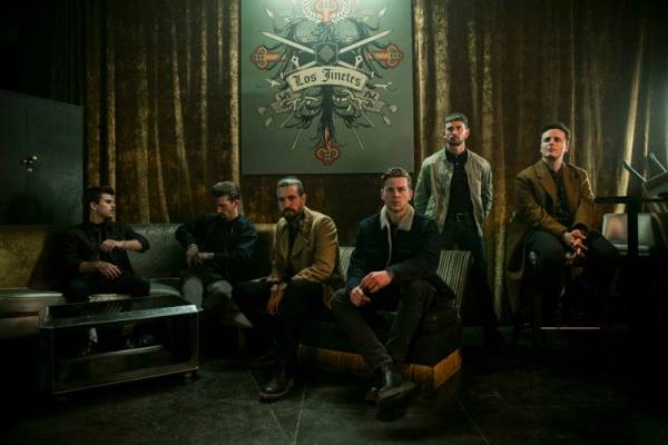 С холода (первый сезон шпионского триллера) С холода (первый сезон шпионского триллера)