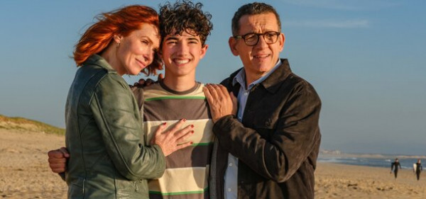 Слепнущий мальчик проводит каникулы с разведенными родителями в трейлере драмеди &laquo;Отпуск по семейным обстоятельствам&raquo;