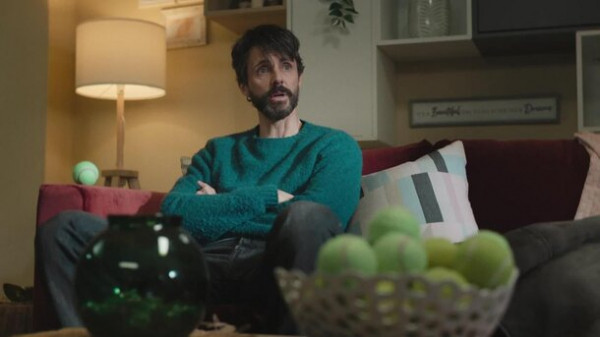 Смотрели запоем: 15 самых захватывающих сериалов 2025 года