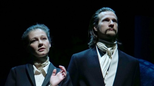 Вопреки стереотипам: Актрисы, которые строили отношения с мужчиной младше себя