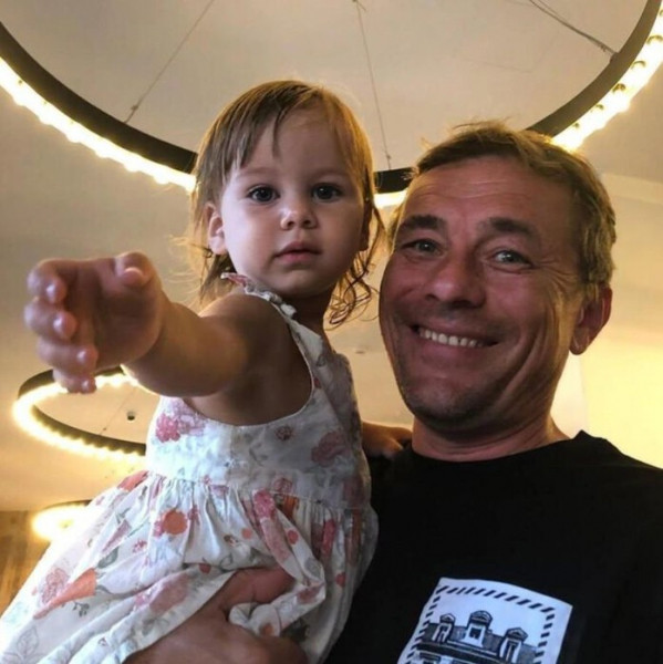 Отношения с актрисой Еленой Майоровой, рождение дочери в 50 лет: через какие испытания проходил Олег Васильков