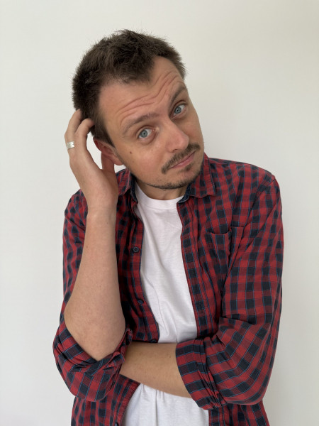 Почему мы привыкли к фоновому просмотру кино и как новая культура потребления стимулирует у нас СДВГ? Отвечает автор канала &laquo;Макс и сериалы&raquo; Макс Чкония