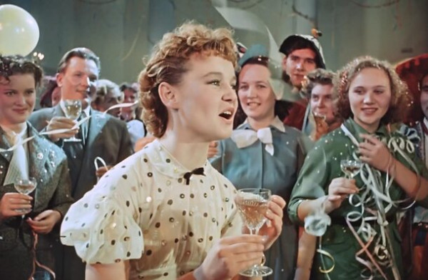 Из-за &laquo;Карнавальной ночи&raquo; в нашей жизни появились 2 традиции: одна дикая, другую обожают миллионы