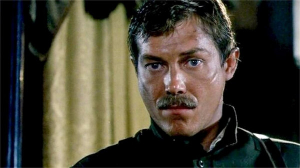 Откуда шрам на лице и как попал в актеры звезда &laquo;Волкодава&raquo; Александр Бухаров