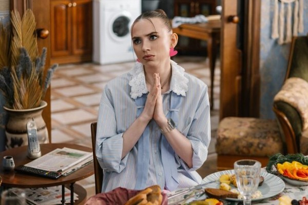 Актриса Яна Енжаева ответила на вопросы Киноафиши