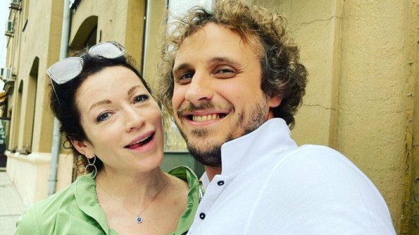 Вопреки стереотипам: Актрисы, которые строили отношения с мужчиной младше себя