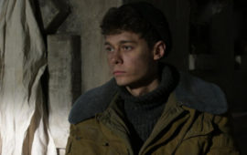 Парень помогает погибшему солдату в трейлере фильма «Спасти бессмертного»