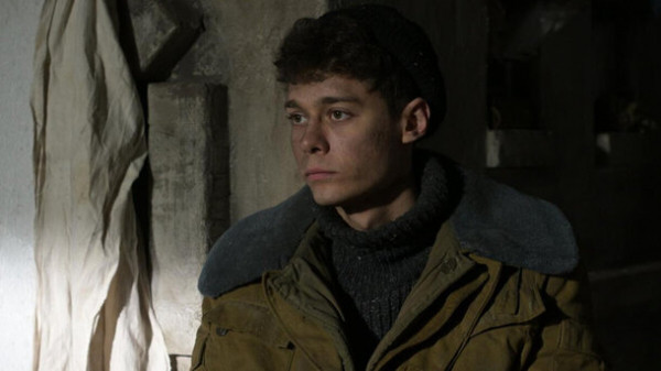 Парень помогает погибшему солдату в трейлере фильма &laquo;Спасти бессмертного&raquo;