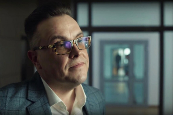 Женился в 32 года на вдове Евгения Дворжецкого и вырастил чужих детей: как живет звезда &laquo;Шифра&raquo; Алексей Колган