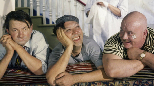 С кем бы Вы выпили шампанского? Харизматичные герои новогодних фильмов