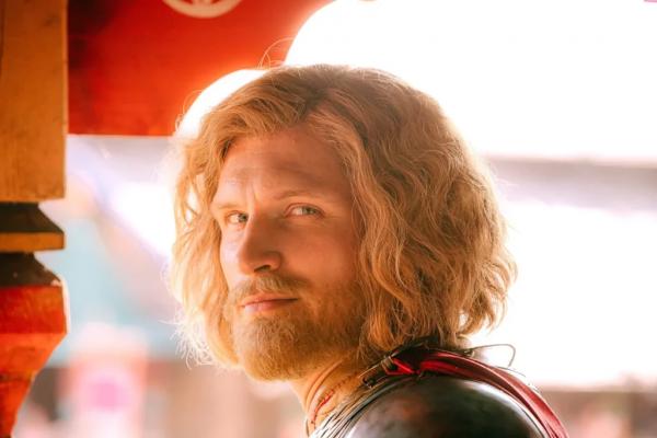 Как живет рослый красавец Кирилл Зайцев: Бросил море, был на родах жены, разбил не одно сердце