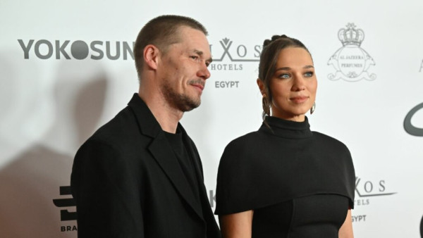 Зовет жену богиней и благодарит судьбу: как живет звезда сериала «Лихие» Артем Быстров Зовет жену богиней и благодарит судьбу: как живет звезда сериала «Лихие» Артем Быстров