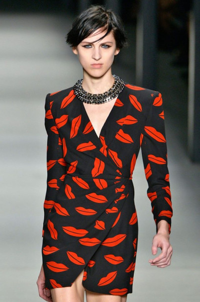 Воздушный или по-французски? Как дизайнеры обыгрывают поцелуй в своих коллекциях