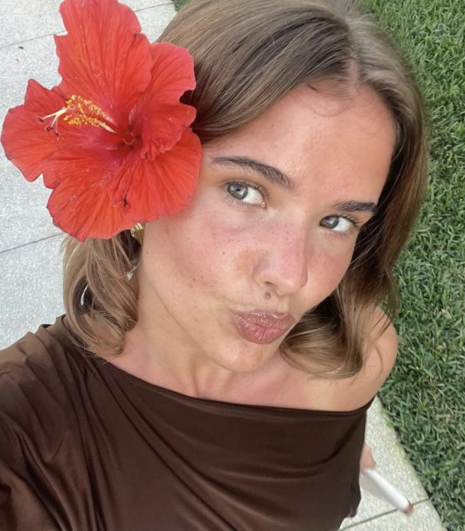 Трендовый макияж на весну 2025: lip combo, стрелки и загорелый румянец