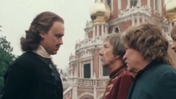 Работали в спешке, чтобы на два года положить на полку: Как снимали сериал &laquo;Россия молодая&raquo;