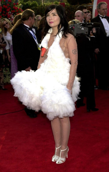 10 иконических образов за всю историю церемонии &laquo;Оскар&raquo;: от Одри Хепберн в Givenchy до Шэрон Стоун в рубашке Gap