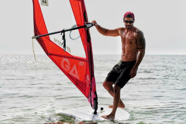 Как плыть по течению, чтобы обрести любовь и деньги: рецензия на турецкий ромком &laquo;Оставь это ветру&raquo; с Ханде Эрчел и Барышем Ардучем