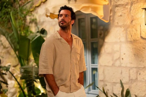 Как плыть по течению, чтобы обрести любовь и деньги: рецензия на турецкий ромком &laquo;Оставь это ветру&raquo; с Ханде Эрчел и Барышем Ардучем