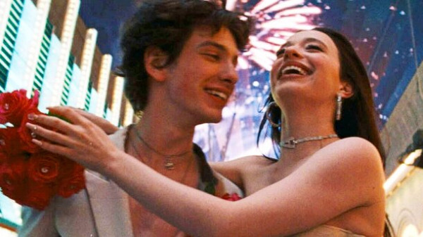 Звезда "Аноры" 5 сезонов снималась в этом забытом комедийном сериале про мать-одиночку 