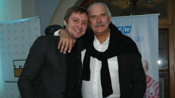 Обида на отца Никиту Михалкова, две жены, четверо детей и внук: как живет Артем Михалков