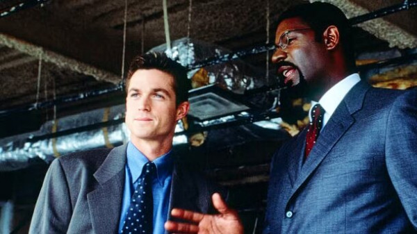 Олды, вспомните этот сериал? Научная фантастика, но со шпионами: продержался в эфире всего 1 сезон