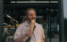 Александр Зубарев налаживает отношения с Валей Карнавал в трейлере комедии «Скуф»