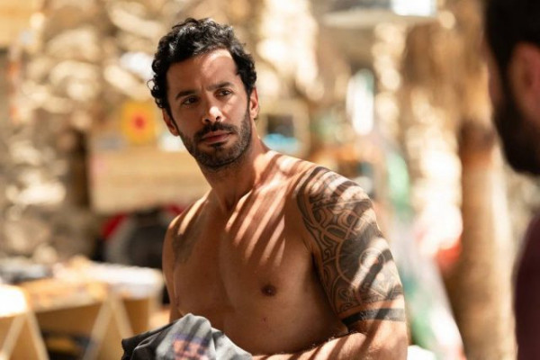 Как плыть по течению, чтобы обрести любовь и деньги: рецензия на турецкий ромком &laquo;Оставь это ветру&raquo; с Ханде Эрчел и Барышем Ардучем