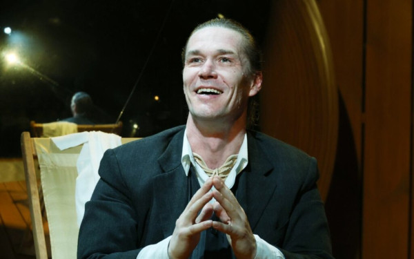 Зовет жену богиней и благодарит судьбу: как живет звезда сериала «Лихие» Артем Быстров Зовет жену богиней и благодарит судьбу: как живет звезда сериала «Лихие» Артем Быстров