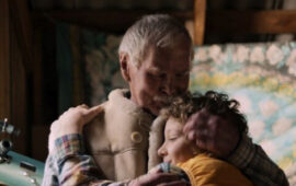 Мальчик отправляется к месту падения метеорита в трейлере фильма «Мой дед»