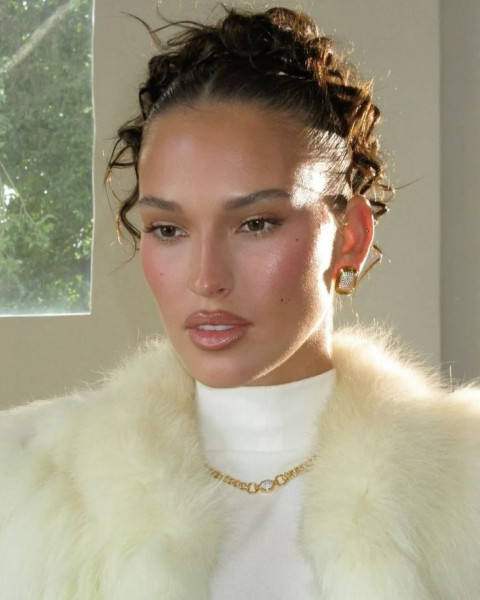 Трендовый макияж на весну 2025: lip combo, стрелки и загорелый румянец