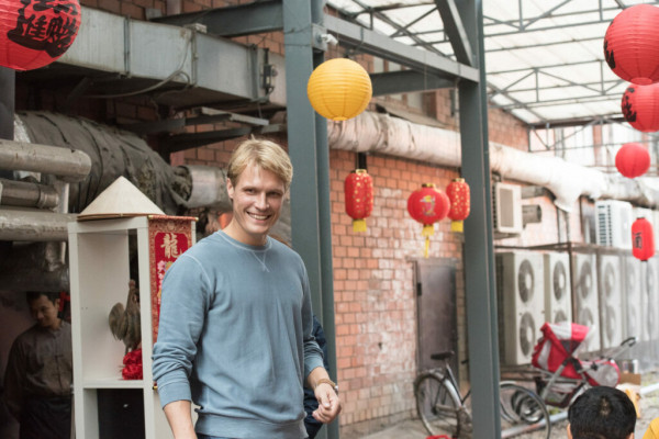 Как живет рослый красавец Кирилл Зайцев: Бросил море, был на родах жены, разбил не одно сердце