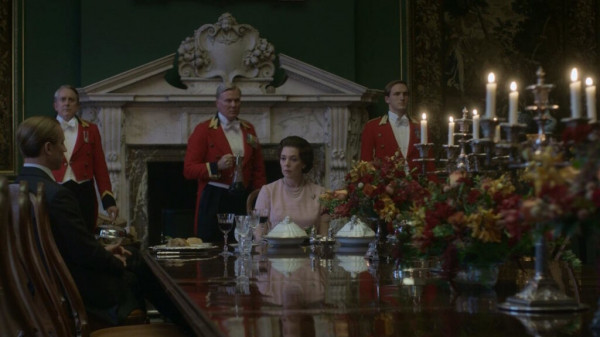 Как снимали сериал &laquo;Корона&raquo;: Десятки тысяч фунтов на платье, общение с духом и проданный на аукционе реквизит