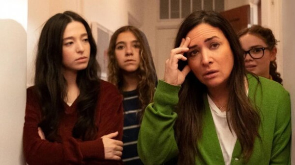 Звезда "Аноры" 5 сезонов снималась в этом забытом комедийном сериале про мать-одиночку 