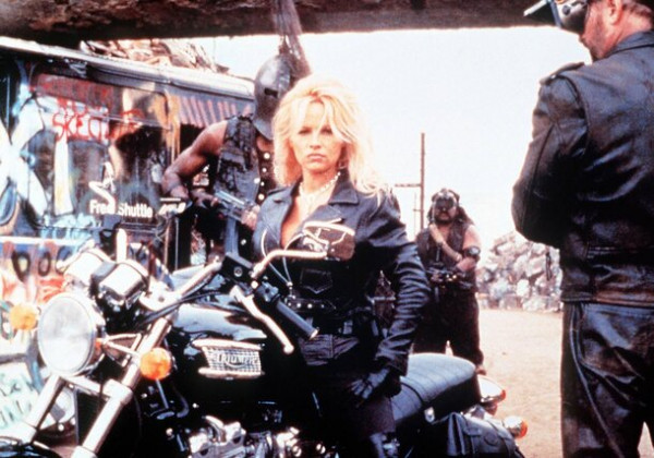 Памела Андерсон 27 лет отказывалась это пересматривать &ndash; и немудрено: провальный боевик в РФ оценили на 4.8 из 10