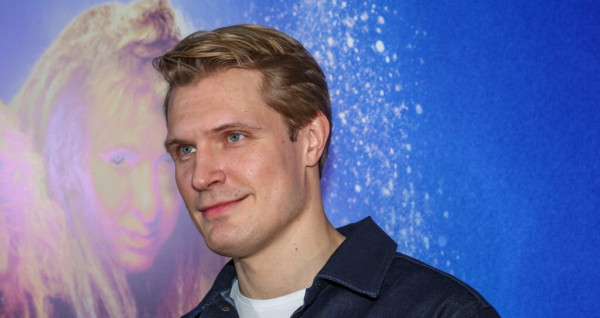 Как живет рослый красавец Кирилл Зайцев: Бросил море, был на родах жены, разбил не одно сердце