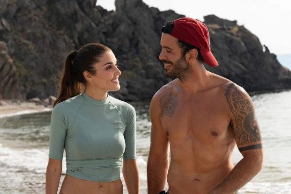 Как плыть по течению, чтобы обрести любовь и деньги: рецензия на турецкий ромком &laquo;Оставь это ветру&raquo; с Ханде Эрчел и Барышем Ардучем