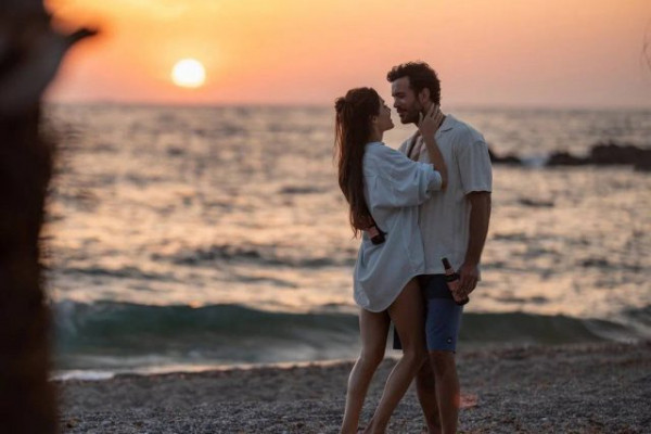 Как плыть по течению, чтобы обрести любовь и деньги: рецензия на турецкий ромком &laquo;Оставь это ветру&raquo; с Ханде Эрчел и Барышем Ардучем