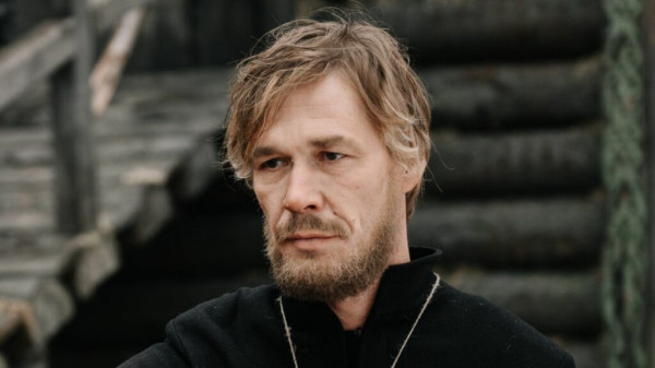 Зовет жену богиней и благодарит судьбу: как живет звезда сериала «Лихие» Артем Быстров Зовет жену богиней и благодарит судьбу: как живет звезда сериала «Лихие» Артем Быстров