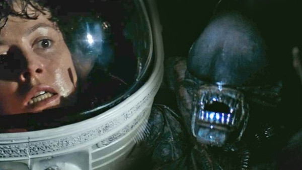 &laquo;Титаник&raquo; + &laquo;Чужой&raquo; = забытый шедевр Sci-Fi от режиссера &laquo;Мумии&raquo;: включал просто для фона, в итоге ставлю 9/10 