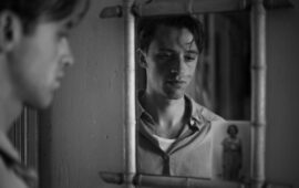 Если Алжир мог бы заговорить: «Посторонний» — стильная драма об утомленных черным солнцем