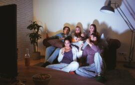 Ностальгия по нулевым: полный список культовых сериалов 2000 года, которые мы забыли, а зря2000 год. Для кого-то это просто смена цифр на календаре, а для тех, кто застал — время, когда интернет был проводным и шумным, а вечера проходили не за листанием ленты TikTok, а у экрана телевизора. Мы тогда ещё не знали, что такое стриминг, и ждали любимый сериал по расписанию. Именно в 2000-м на экраны вышли проекты, которые сломали старые шаблоны и заложили основы того, что мы смотрим сегодня. Давай устроим машину времени и вспомним те самые сериалы 2000 список которых навсегда вписан в историю. И поверь, многие из них выглядят свежее и смелее, чем современные новинки.## Сериалы 2000 список: русский ответ ГолливудуПока на Западе снимали глянцевые мыльные оперы, у нас наступила эра «лихих» детективов и суровых ментов. Российский зритель устал от абстрактных героев, ему хотелось грязи, правды и крови, замешанной на 90-х. И телевидение дало это сполна. Если ты ищешь сериалы 2000 список с русской душой, держи три кита, на которых всё держалось.### «Улицы разбитых фонарей» уже были в эфире, но именно в 2000-х сериал набрал бешеную популярностьЭто был глоток свежего воздуха. Никаких лакированных ментов из голливудских боевиков — только питерская сырость, уставшие оперы и диалоги, которые хотелось растаскивать на цитаты. Ларин, Дукалис, Соловец — они были своими в доску. Сюжеты брались из реальной жизни, а не высасывались из пальца сценаристов. Именно эти парни показали, что отечественный детектив может быть крутым, без дураков.### «Бандитский Петербург»: эпопея, от которой не оторватьсяЕсли «Улицы» были про будни оперов, то «Бандитский Петербург» — это эпическая сага о переделе власти, деньгах и предательстве. Первые серии вышли аккурат на рубеже веков, и зритель прилип к экранам. Актёры — Абдулов, Домогаров, Лавров — играли так, что мурашки по коже. Это не был примитивный боевичок, это была настоящая трагедия с шекспировскими страстями, только в декорациях разваливающейся страны. Смотреть это сейчас — всё равно что листать старый фотоальбом, где каждый кадр пробирает до костей.### «Агент национальной безопасности» с Михаилом ПореченковымТут уже был замес покруче: наш Джеймс Бонд, только без смокинга и с питерским акцентом. Алексей Николаев (Пореченков) и его шеф (в исполнении гениального Виктора Смирнова) разбирались со шпионами, террористами и международными аферистами. Сериал был хорош тем, что не скатывался в откровенный лубок. Юмор, драйв и узнаваемая реальность — вот рецепт успеха.## Золотая лихорадка: лучшие зарубежные сериалы 2000 списокНа западе 2000-й тоже оказался жирной точкой в конце старой эры и началом новой. В прошлом остались беззаботные 90-е, и телевидение начало экспериментировать. Именно тогда появились сериалы, которые до сих пор кочуют из рекомендаций в рекомендации.### «Клан Сопрано» уже вовсю правил баломХотя старт сериала пришёлся на 1999-й, именно в 2000-м вышел его второй сезон, который закрепил за шоу статус культового. Тони Сопрано в исполнении Джеймса Гандольфини взорвал мозг зрителям. Мафиози, который ходит к психотерапевту и пытается разобраться в отношениях с матерью, — это было настолько необычно, что сериал пересматривают до сих пор. Это уже не просто криминал, это глубокая драма о кризисе среднего возраста. Если ты фанат «Во все тяжкие», знай: «Сопрано» проложил для них дорогу.### «Малкольм в центре внимания»: глоток безумного смехаАбсолютная классика, которая не стареет. Семья Уилкерсонов (или как их там на самом деле) — это идеальная иллюстрация того, что нормальных семей не бывает. Малкольм, гений со средними способностями, его братья-отморозки и родители, которые сами как дети. Смотреть это сейчас — чистый кайф. Шутки не скатились в пошлость, а проблемы, поднятые в сериале (бедность, поиск себя, давление социума), актуальны и в 2026-м.### «C.S.I.: Место преступления» (CSI: Crime Scene Investigation)Именно с этого сериала началась эра залипательных процедуралов про криминалистов. Лас-Вегас, неон, трупы и команда суперпрофессионалов во главе с Гриссомом. Сериал показывал расследование с научной точки зрения, и это было жутко интересно. Пинцеты, ультрафиолет, частицы пыли — мы почувствовали себя настоящими экспертами. Этот сериал 2000 список пополнил собой на долгие 15 лет, породив кучу ответвлений и подражателей [citation:2].### «Девочки Гилмор» (Gilmore Girls)Уютный плед, кружка кофе и быстрые диалоги матери и дочери. Этот сериал стал спасением для миллионов девушек (и не только). Лорелай и Рори говорили так быстро, что иногда приходилось перематывать кассету назад, чтобы понять шутку. История про отношения в маленьком городке, где все друг друга знают, оказалась вечной. В 2026 году, когда мир сошёл с ума от скоростей, хочется вернуться в Старз Холлоу и просто выдохнуть.## Фантастика и мистика: сериалы 2000 список для любителей альтернативных мировНулевые подарили нам и кучу фантастических вселенных. Спецэффекты тогда только набирали обороты, но сценаристы брали не графикой, а идеями.### «Тайны Смолвиля» (Smallville)История становления Супермена, где Кларк Кент ещё подросток и только учится справляться с силами. Никаких трико и полётов в первых сезонах — только школьные проблемы, метеоритная лихорадка и тайны. Том Уэллинг стал кумиром миллионов, а сериал продержался в эфире целых десять лет. Сейчас это уже часть истории, но в 2000-м это был просто взрыв мозга для фанатов комиксов [citation:2].### «Звёздные врата: SG-1» всё ещё оставался флагманом фантастикиДа, сериал стартовал в 97-м, но именно в 2000-м он вышел на пик формы. Путешествия через врата, знакомство с новыми расами и борьба с гоа’улдами — это была идеальная суббота для тех, кто любит мозговитый sci-fi.## Короткий метр и анимация: то, что мы смотрели урывкамиНе стоит забывать и про формат скетчкомов и мультсериалов, которые также штамповали хиты в 2000-м.### «C.S.I.: Место преступления» (мы его уже упомянули, но он настолько важен, что стоит отдельного абзаца)На самом деле, в 2000-м году стартовало ещё много проектов, которые остались в тени гигантов. Например, британский сериал «Чёрная книга» (Black Books) про угрюмого книготорговца. Это был эталон британского абсурдного юмора, который понимают не все, но те, кто понимают, обожают до сих пор [citation:3].Анимация тоже не отставала. В 2000-м выходили «Симпсоны», которые переживали свою золотую эру, а также молодые ещё «Гриффины», которые только нащупывали свой фирменный стиль. В Японии же стартовал культовый аниме-сериал «Фури-Кури» (FLCL), который сломал голову всем, кто его посмотрел, своей бешеной динамикой и сюрреализмом [citation:3].## Что на самом деле стоит смотреть из того списка в 2026?Ты скажешь: «Ну всё это старьё, графика старая, темп медленный». И будешь неправ. Сериалы 2000 список предлагают не за графикой охотиться, а за сценариями и атмосферой. Сегодняшние сериалы часто слишком вылизаны, слишком правильные. А в нулевых было больше свободы.Вот тебе мой субъективный топ для пересмотра прямо сейчас:1.  **«Клан Сопрано»** — если хочешь понять, откуда растут ноги у всего современного «премиального» телевидения.2.  **«Малкольм в центре внимания»** — для поднятия настроения, когда достала взрослая жизнь.3.  **«Бандитский Петербург»** — для тех, кто скучает по настоящему актёрскому мастерству без компьютерной подтяжки лиц.Это было время смелых экспериментов. Телеканалы не боялись давать эфир странным пилотам, и многие из них выстреливали. Сейчас, с засильем ребутов и сиквелов, оглядываясь на 2000-й, понимаешь: тогда создатели рисковали, и это окупалось.Кстати, интересный факт: многие актёры из тех сериалов до сих пор востребованы. Константин Хабенский, который мелькал в эпизодах в нулевых, сейчас звезда первой величины. А голливудские лица вроде Брайана Крэнстона («Малкольм») вообще получили вторую жизнь после «Во все тяжкие».На этом наша машина времени прибыла на конечную станцию. А теперь вопрос к тебе, мой читатель: какой сериал из 2000 года ты пересматривал недавно и понял, что он не потерял магии? Или может быть, ты хочешь добавить в наш список ту самую забытую жемчужину, о которой все молчат? Пиши в комментариях, давай устроим битву ностальгии! Твой лайк помогает каналу растить эту самую машину времени, чтобы мы путешествовали по любимым эпохам чаще. Подпишись, чтобы не пропустить следующие списки, которые заставят твоё сердце биться чаще. И да пребудет с тобой вечный пересмотр!