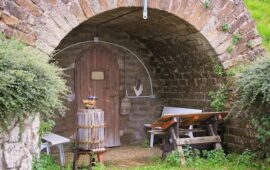 О чем фильм «Оттенки» (2025): Терапия, которая превратилась в кошмар наяву