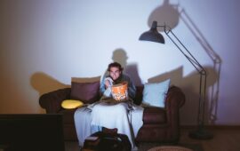 Какой легкий фильм посмотреть вечером: 20+ уютных вариантов для расслабления после трудного дня