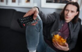 Что посмотреть онлайн вечером: гид по лучшим новинкам 2026 и забытым шедеврам